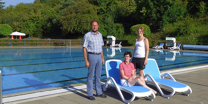 Für tolles Sommer-Badevergnügen: Freibad-Förderverein schafft neue Sonnenliegen an