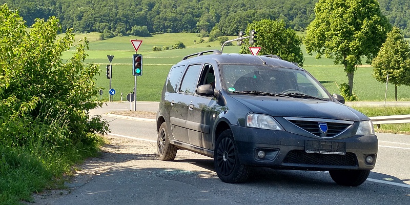 Wem gehört der Dacia an der B64-Kreuzung?