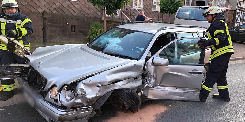 Drei Verletzte und starke Verkehrsbehinderungen nach Frontalzusammenstoß in Eschershausen