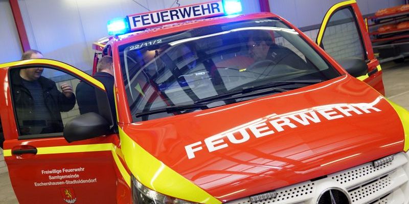 „Ein Quantensprung der Technik“: Neuer Einsatzleitwagen an die Feuerwehr Stadtoldendorf übergeben