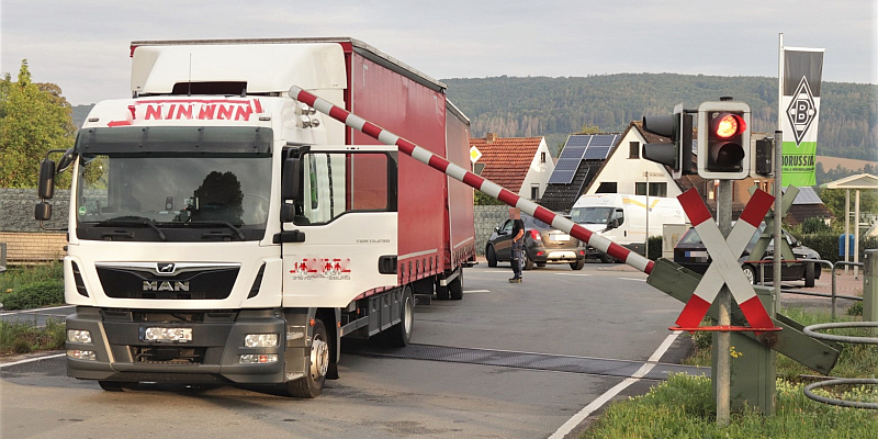 Großes Unglück konnte verhindert werden: Lkw steckte zwischen Bahnschranken fest 