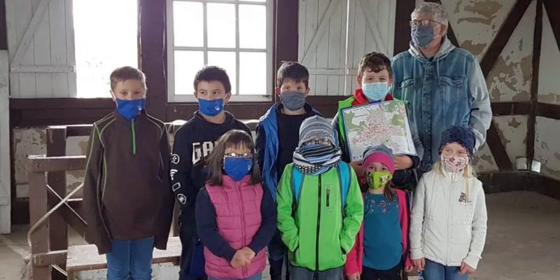 Feuerwehrstrolche erkunden die Stadt und den Försterbergturm