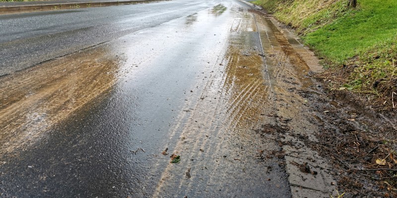 Starkregen und Verschlämmung: Starke Regenfälle sorgen für Verkehrsbehinderungen