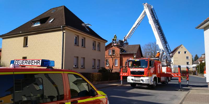 Mit der Hebebühne aus dem Dachfenster