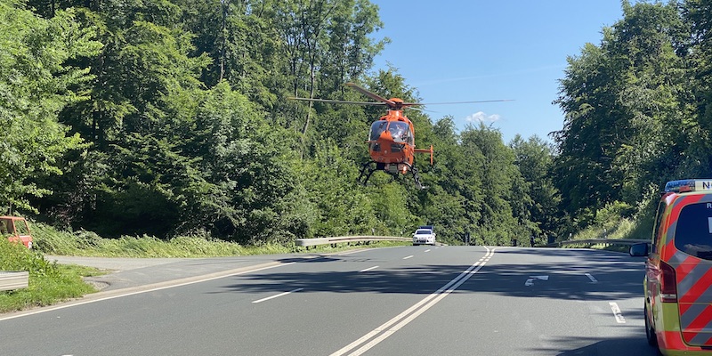 Motorradfahrer schwer verletzt: Unfall auf der B64 zwischen Lobach und Negenborn 