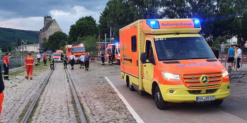 Person am Ufer gefunden: Wasserrettung in Holzminden erfolgreich 