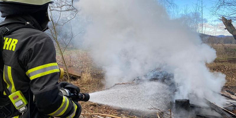 Feuerwehreinsatz: Unbekannter verbrennt Müll und Holz in Waldstück