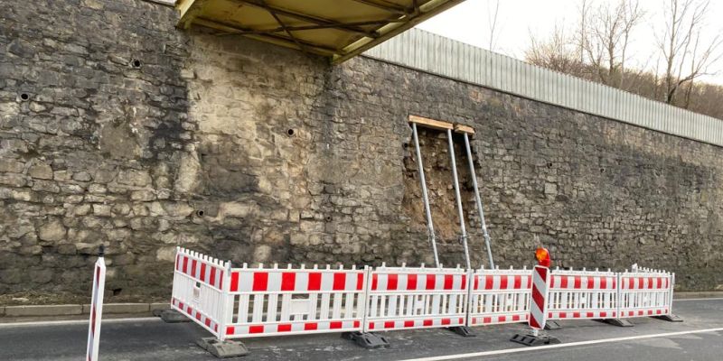 Kalkwerk Hehlen: Stück aus Mauer gebrochen – Straße wieder einseitig befahrbar