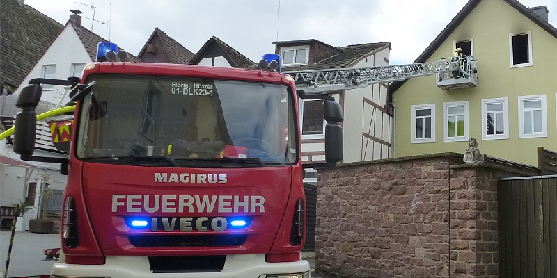 Feuerwehr rettet Bewohnerin aus brennendem Fachwerkhaus