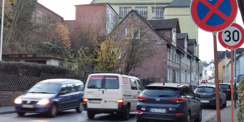 Parkverbot und Tempodrosselung auf Deenser Straße