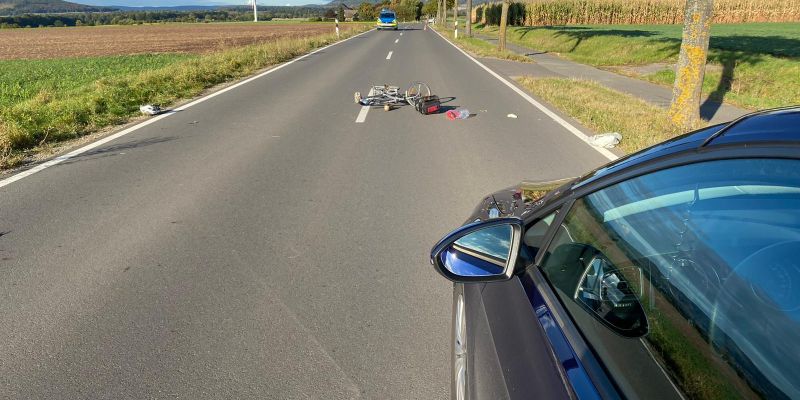 Fahrradfahrer stößt mit Pkw zusammen