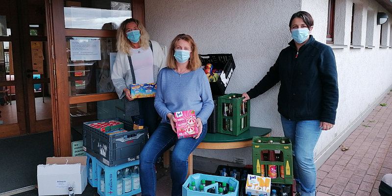 In Coronazeiten: REWE Getränkemarkt Bodenwerder überreicht Kindergartenpaket