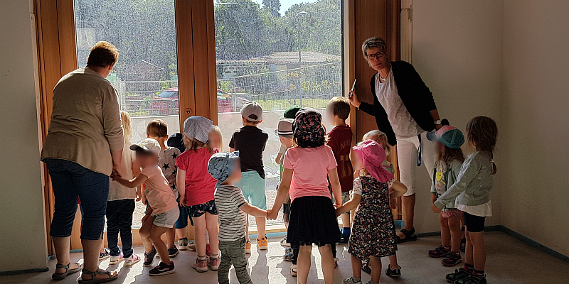 Kindergartenkinder besuchen den Neubau der Kita Grünenplan