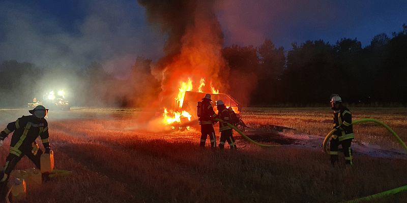 Ballenpresse in Beverungen im Vollbrand: Feuerwehrleute verhindern Brandausbreitung