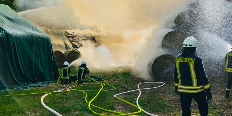 Brand von zwei Strohballenlagern: Polizei bittet dringend um Hinweise