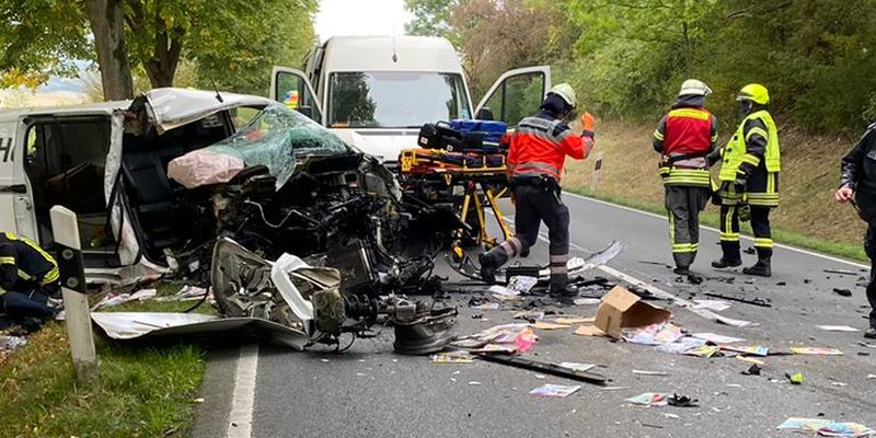 Vollsperrung der Bundesstraße 64 nach schwerem Frontalzusammenstoß