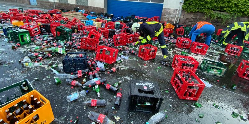 Eschershausen: Lkw verliert Getränke-Ladung