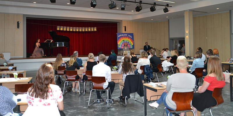 Entlassungsfeiern in der Oberschule Holzminden: 107 Schülerinnen und Schüler haben es geschafft!