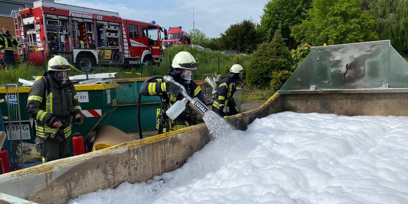 Containerbrand unter Carport: Zwei Personen ins Krankenhaus