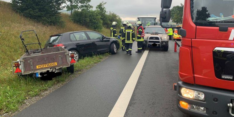 Pkw landet im Straßengraben