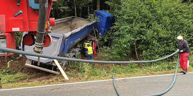 Lkw fährt in Straßengraben - Verdacht von Alkoholeinfluss