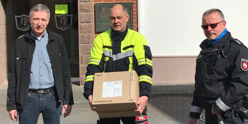 Einbecker Brauhaus spendet 20 Liter Desinfektionsmittel an Feuerwehr und Polizei in Einbeck