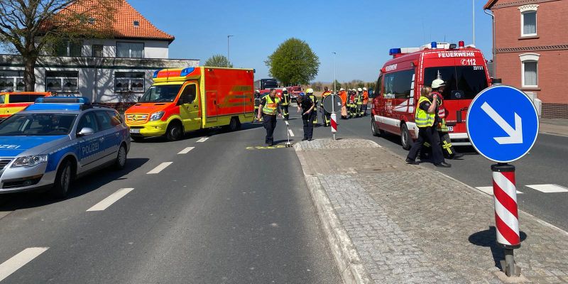 Rollerfahrer stößt mit Bus zusammen und verletzt sich schwer