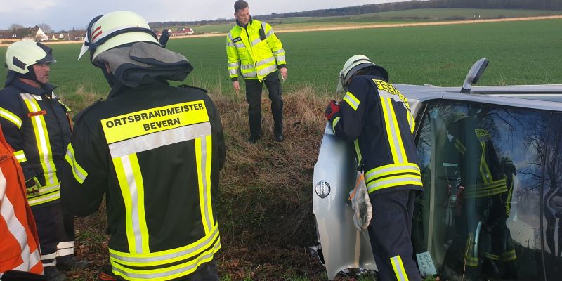 Pkw landet in Graben: Fahrerin bleibt unverletzt