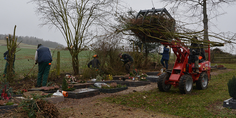 2. Arbeitseinsatz auf dem Lenner Friedhof schafft Weitblick