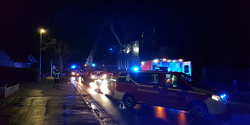 Nächtliche Unterstützung des Rettungsdienstes mit Hubrettungsfahrzeug in Stadtoldendorf