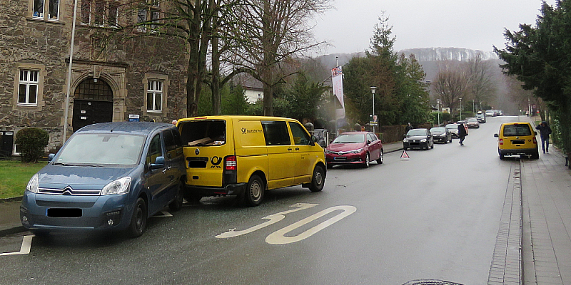 Post-Transporter rollt Straße hinunter und verursacht großen Sachschaden