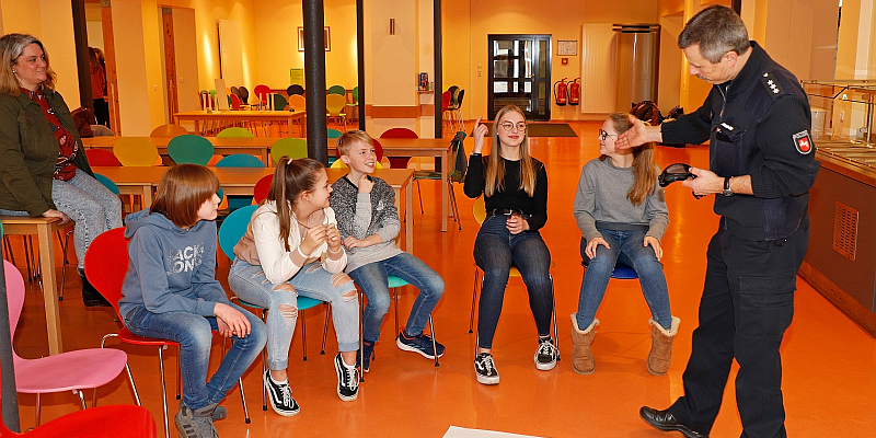 Ein Blick durch die Rauschbrille: Klarsichtparcours an der Paul-Gerhardt-Schule in Dassel 