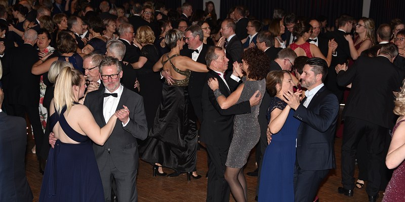 Ein Hauch von Paris in der Beverunger Stadthalle: 600 Gäste beim 43. Beverunger Kulturball