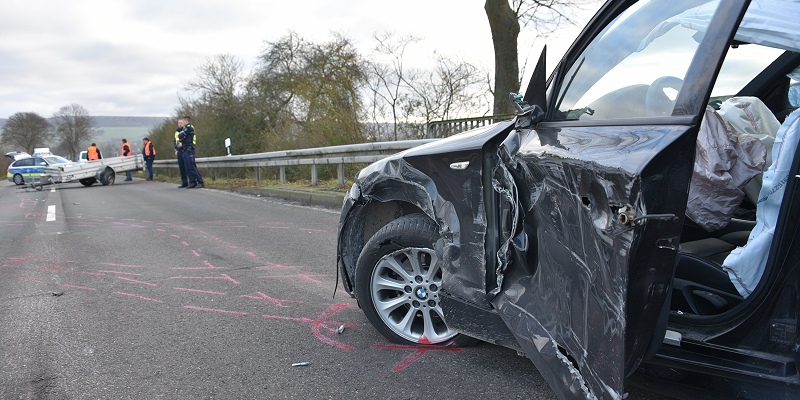 Pkw-Anhänger löst sich während der Fahrt und verursacht schweren Unfall