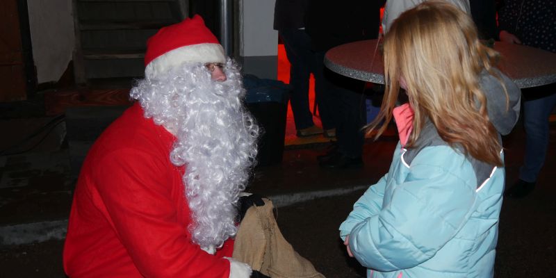 Weihnachtsmarkt Eschershausen: Der Weihnachtsmann ist zu Besuch