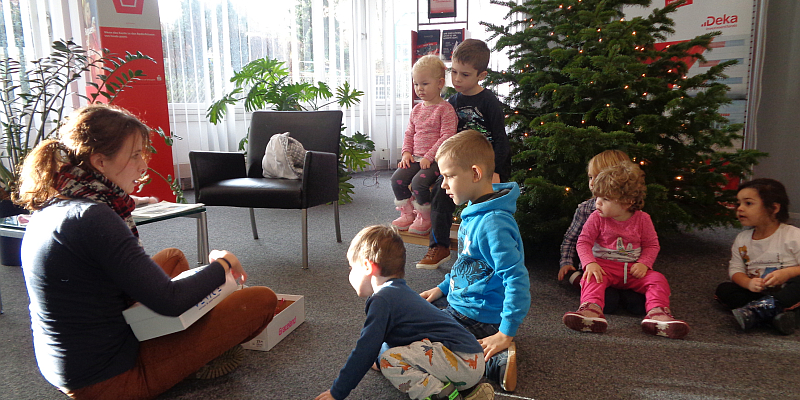 Kindertagesstätte Zwergenland schmückt Weihnachtsbaum der Braunschweigischen Landessparkasse in Stadtoldendorf