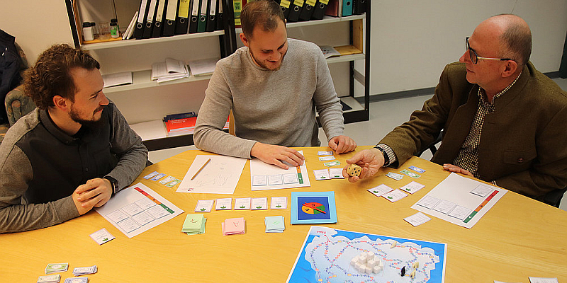 Spielerisch das Klima schützen: Dennis Hetmann und Prof. Manfred Sietz wollen den Klimaschutz für jeden greifbar machen