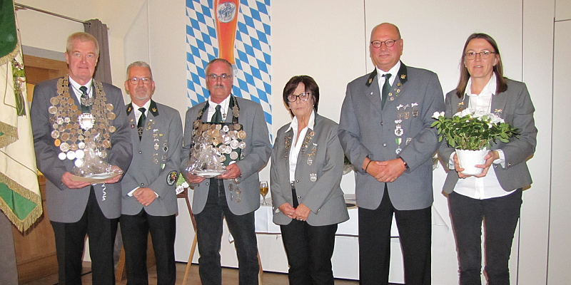 König Ralf Pahl und Ringkönig Joachim Lang übernehmen die Regentschaft im Schützenhaus Mittendorff's Park