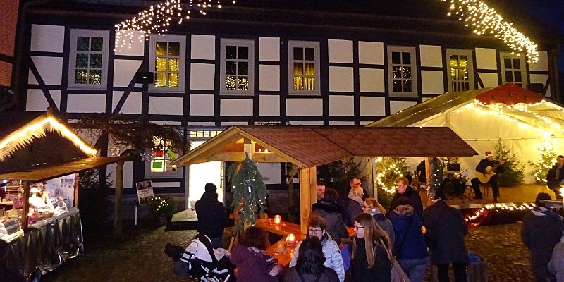 Funkelnde Lichter, Schlittschuhspaß und ein riesiger Adventskalender: Traditioneller Weihnachtsmarkt in Uslar in der Solling-Vogler-Region im Weserbergland