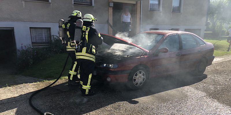 Pkw gerät in Brand