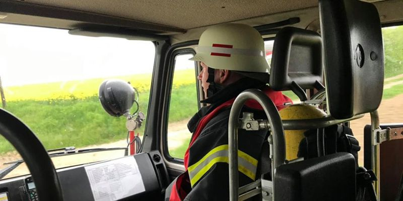 Mann verbrannte Holzreste im Wald – Feuerwehr löschte Brand