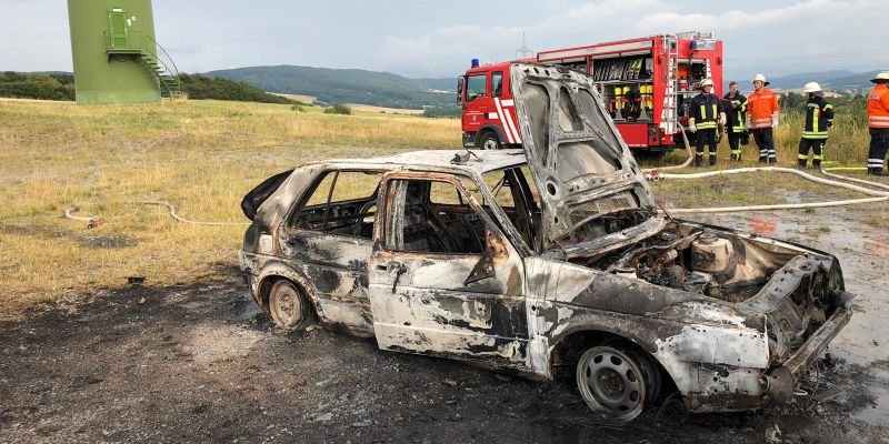 Brandstiftung als Ursache für ausgebrannten Golf: Polizei sucht Zeugen