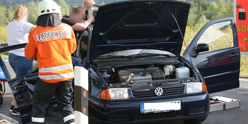 Person mit Rettungsgerät befreit nach Verkehrsunfall in Lauenförde