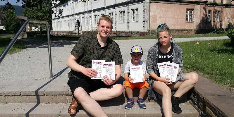 Thorben Gottschalk von Projekt Begegnung, der seit Mai den Jugendtreff BeatZ Bevern vertretungsweise leitet, freut sich gemeinsam mit Lennox und Saskia auf viele unterhaltsame, spannende, abenteuerliche und fröhliche Stunden mit Kindern und Jugendlichen aus der Samtgemeinde Bevern. Der Ferienpass hält bis Mitte August vielseitige Aktionen bereit.