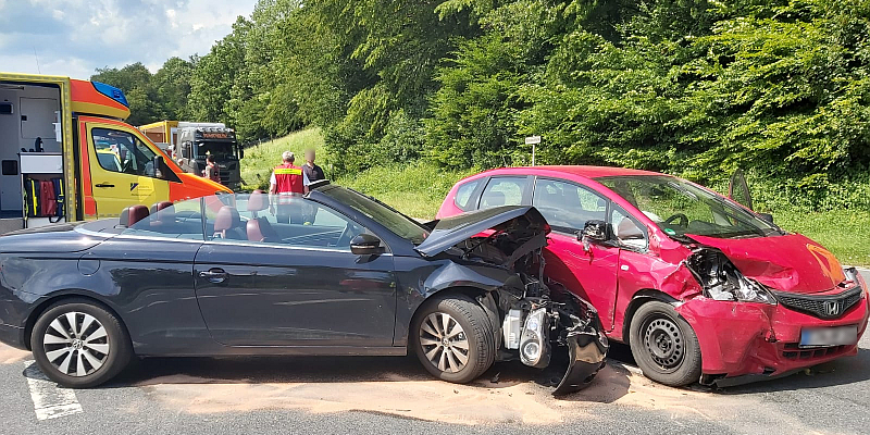 Verkehrsunfall auf der Bundesstraße 64: Zwei Frauen verletzt