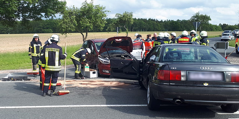 Vollsperrung der B64 zwischen Eschershausen und Amelungsborn nach schwerem Verkehrsunfall