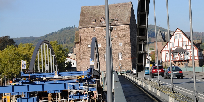 Weserbrücke Beverungen bewegt sich Richtung Weser: Karnevalisten können 2019 alte Brücke noch passieren