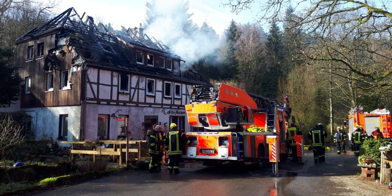 Dachstuhlbrand in Fohlenplacken: Alte Mühle steht in Flammen