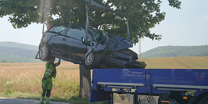 Gegen Baum gefahren: Fiat-Fahrerin (28) ins Krankenhaus gebracht