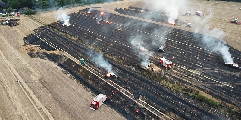 Bad Münder: Brand einer landwirtschaftlichen Zugmaschine löst Flächenbrand aus - ca. 150.000 Euro Sachschaden